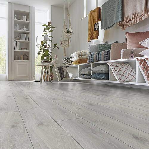 un appartement avec un parquet en revêtement de sol